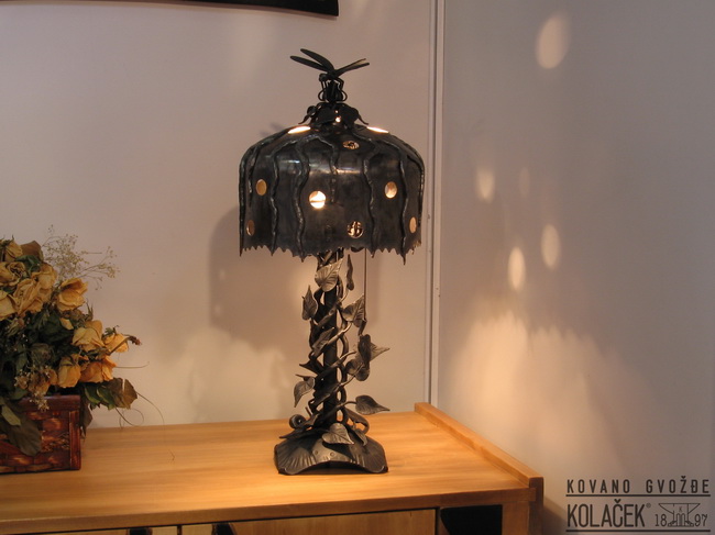 Ručno kovana stona lampa sa toplom svetlošću