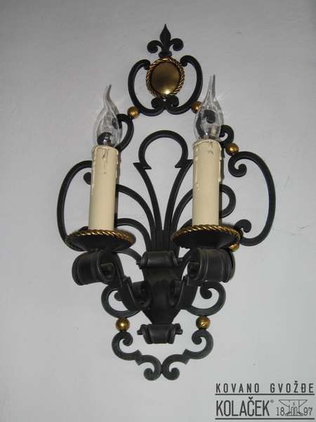 Kovana zidna lampa — model 14