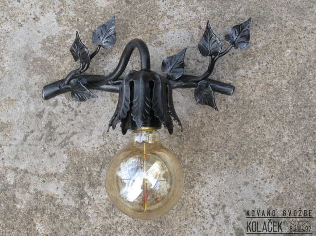 Kovana zidna lampa — model 24